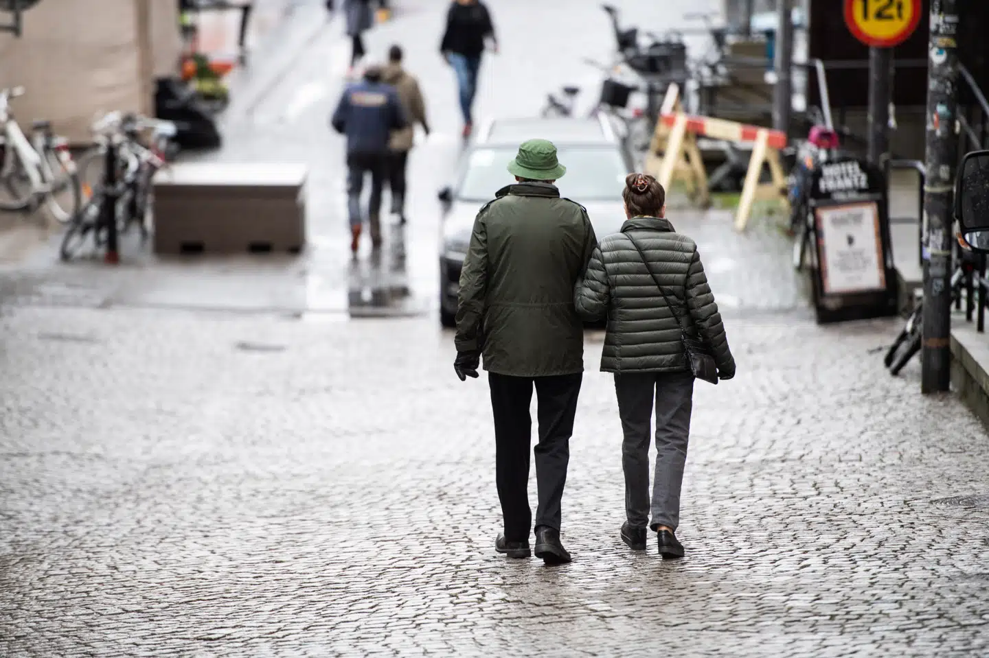 Et par går gennem Stockholms gamle bydel. Nye tal fra den svenske hovedstadsregion viser, at hver femte person, der bliver testet i Stockholm, er smittet med coronavirus. (Arkivfoto) Tt News Agency/Reuters