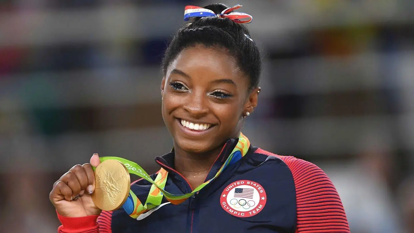 Simone Biles med en af sine guldmedaljer ved OL i Rio.