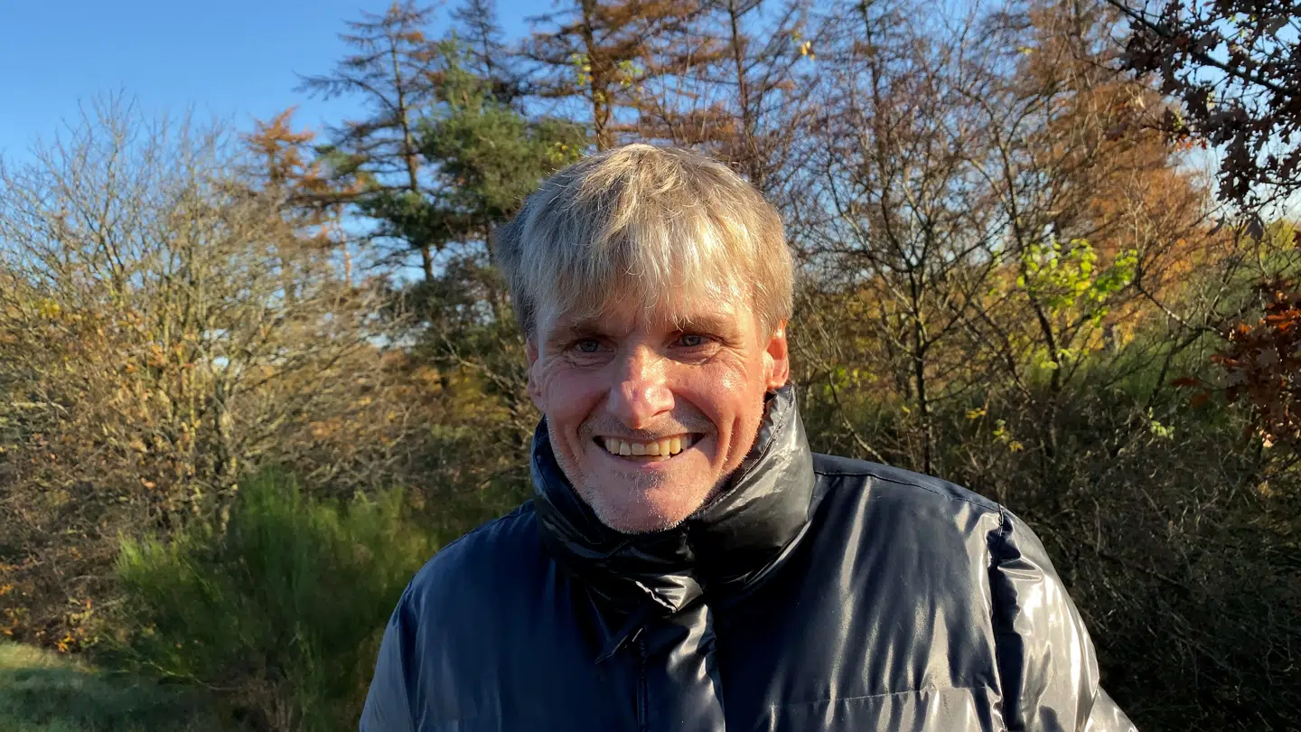 Ken Dahlstrøm går hver dag tur på stien, som grænser lige op til minkgravene.