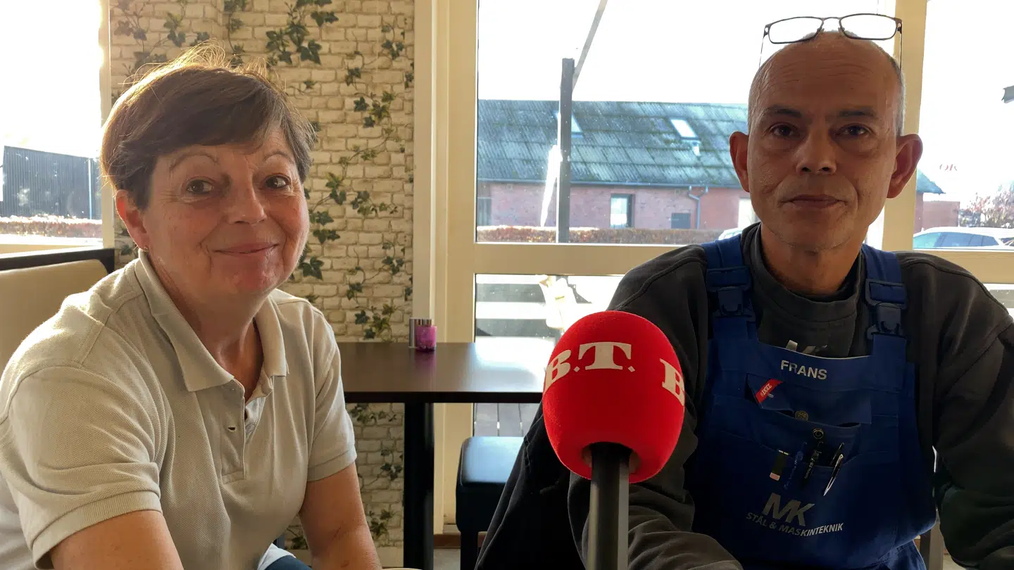 Gitte Brødbæk og Frans Hagelberg bor tæt på massegravene og har også mærket til lugten. De er dog trygge ved, at nedgravningerne sker på en forsvarlig måde.