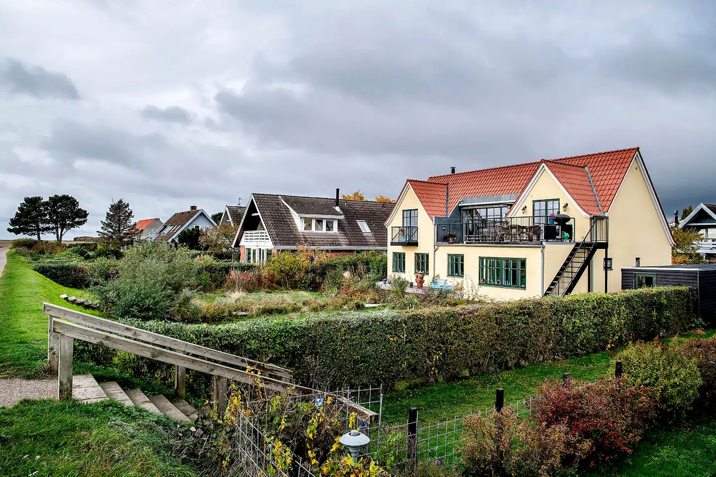 'Over hækken kollektiv' kalder tv-vært Lene Beier det nye familiekollektiv, der består af to nabohuse. Mens hun selv bor med sin mand Anders, børnene Arthur og Otto samt en hund og kat i det gule hus, bor moderen Jytte på 1. sal i nabohuset, mens lillesøster Mette, hendes kone Mathilde, deres søn Bas og en hund bor i stueetagen.