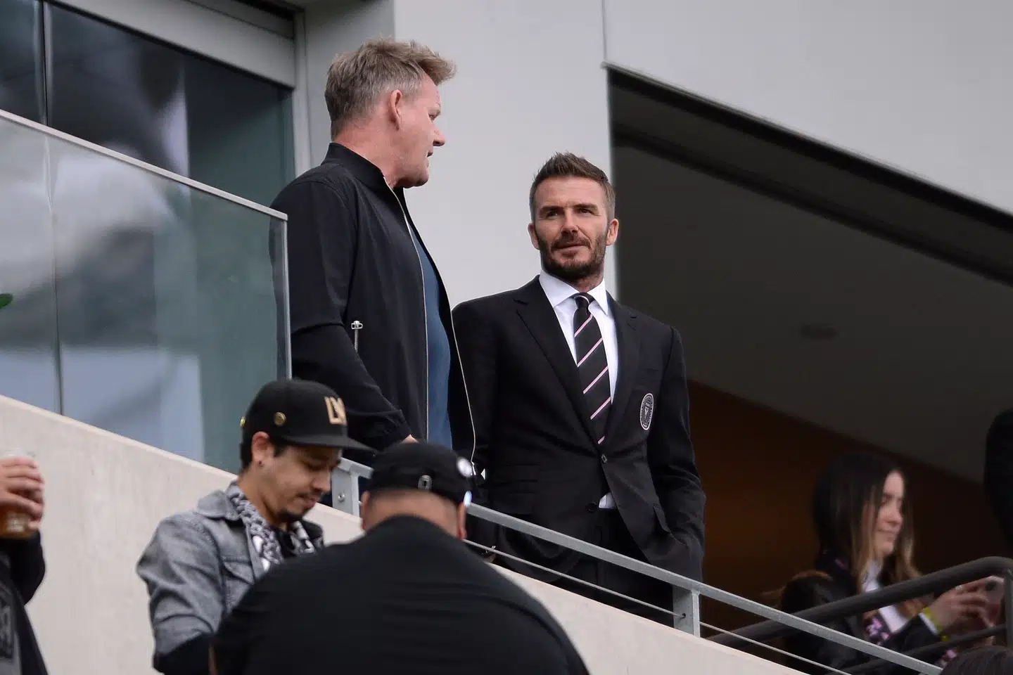 Davis Beckham annoncerede sine planer om en MLS-klub allerede i 2014. Her ses han i snak med den engelske kok Gordon Ramsay under en kamp i Los Angeles i marts. Orlando Ramirez/Ritzau Scanpix
