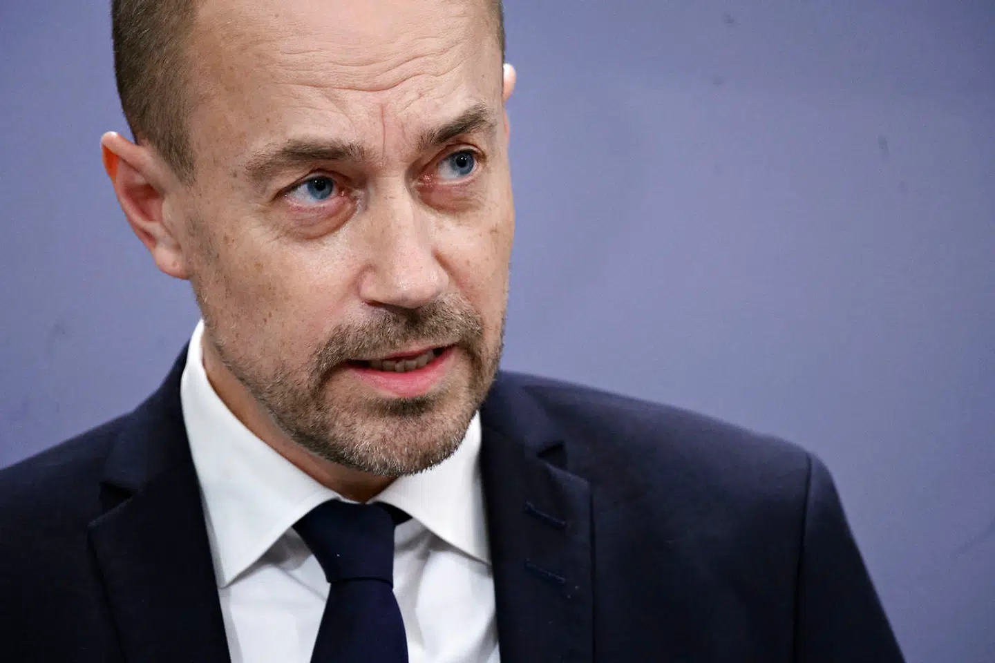 Partier fra både blå og rød fløj kræver svar fra sundhedsminister Magnus Heunicke (S) om antallet af syge patienter, der er ramt af lægernes prioritering af coronasmittede samt særlige restriktioner under coronakrisen.