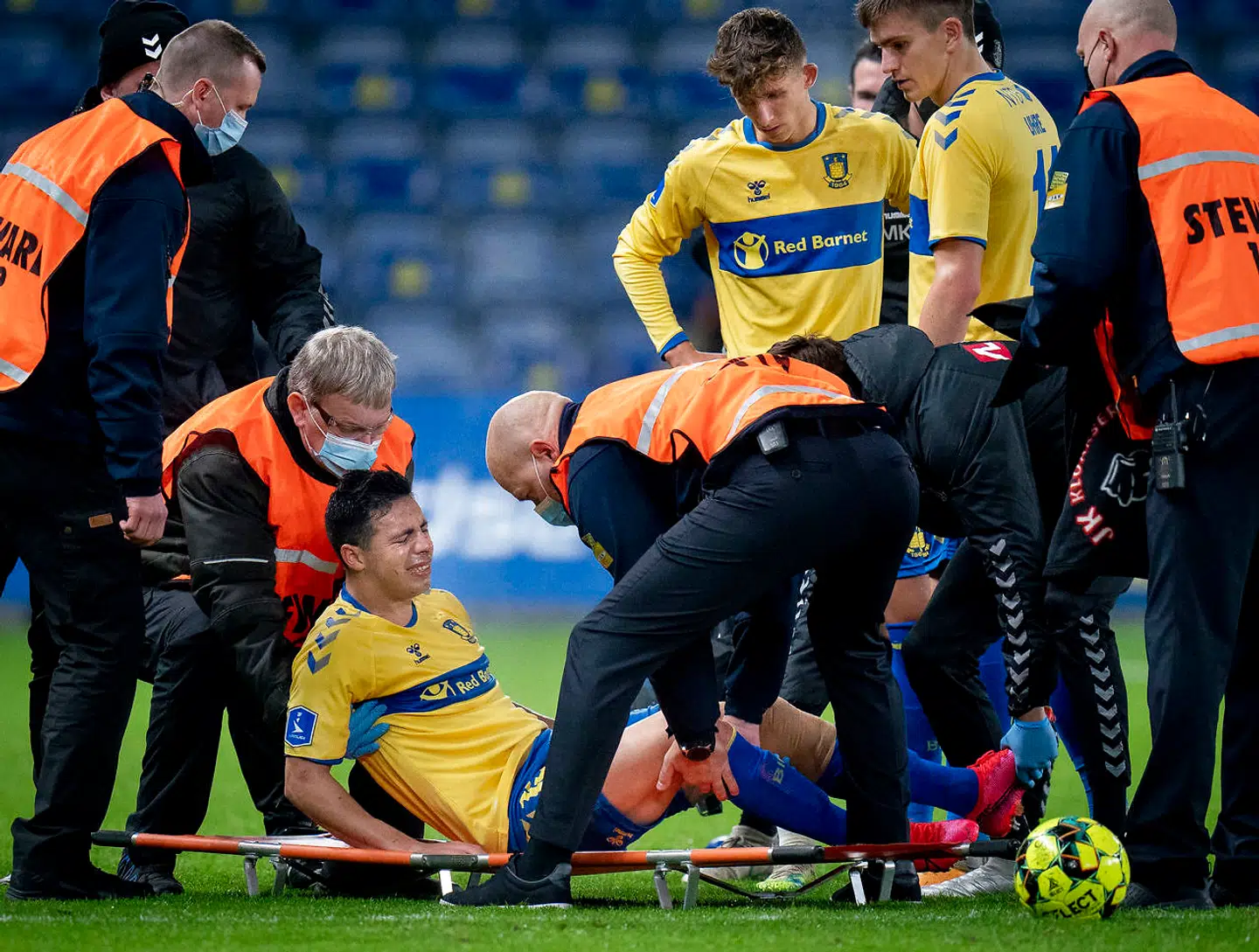 Brøndbys Blas Riveros bliver skadet under superligakampen mellem Brøndby IF - OB på Brøndby Stadion, søndag den 8 november 2020. (Foto: Liselotte Sabroe/Ritzau Scanpix)