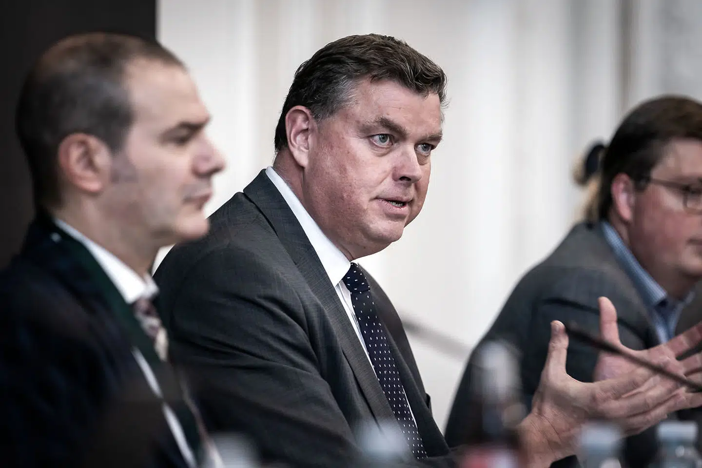 Fødevarerminister Mogens Jensen (S) har nu taget fat i de politiske partier med nye udfordringer om minkslagtningen.