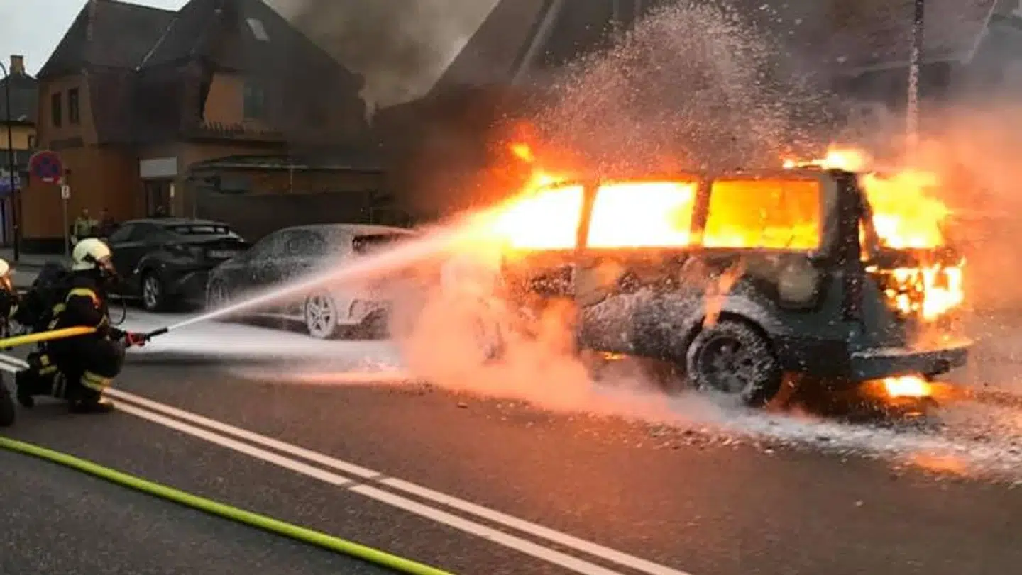 Den kvindelige politibetjent blev nær kastet omkuld, da benzin eksploderede i et flammehav ved den påsatte brand i varebilen på Søborg Hovedgade.