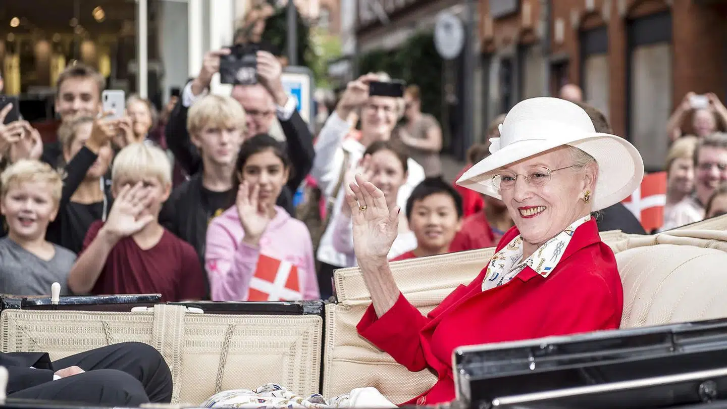 Dronning Margrethe i karet rundt i gågaden i Svendborg Kommune i forbindelse med sit sommertogt i 2018.