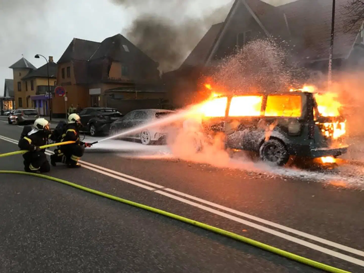 Den kvindelige politibetjent blev nær kastet omkuld, da benzin eksploderede i et flammehav ved den påsatte brand i varebilen på Søborg Hovedgade.