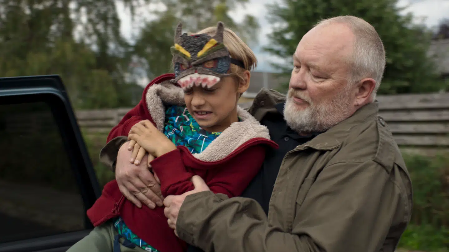 Noah Storm Otto i en scene med Bjarne Henriksen.