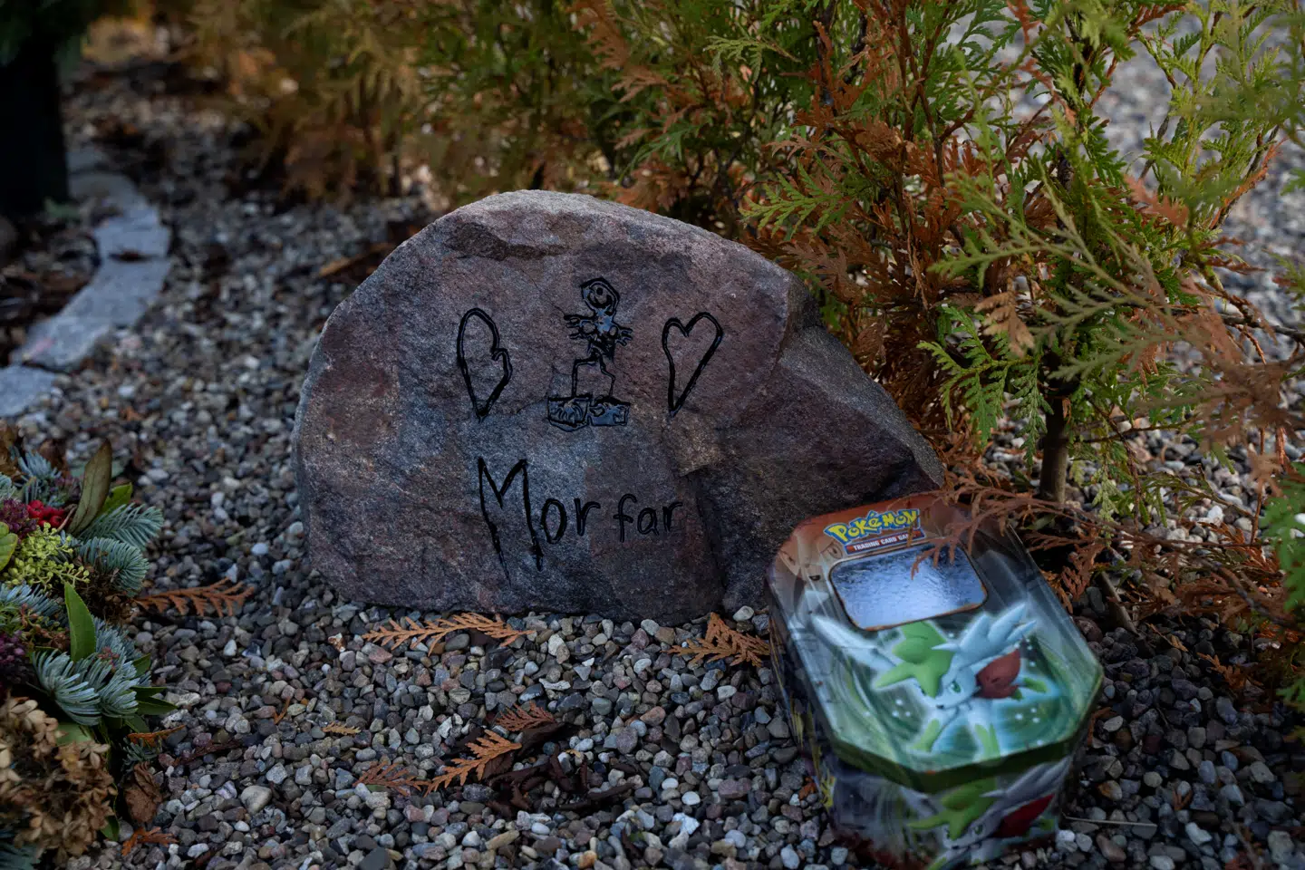 Poul Henning Hansens to børnebørn har blandt andet lagt denne sten på deres morfars gravplads. Der er også en Pokémon-æske med tegninger til ham. Foto: Sarah Christine Nørsgaard/Byrd