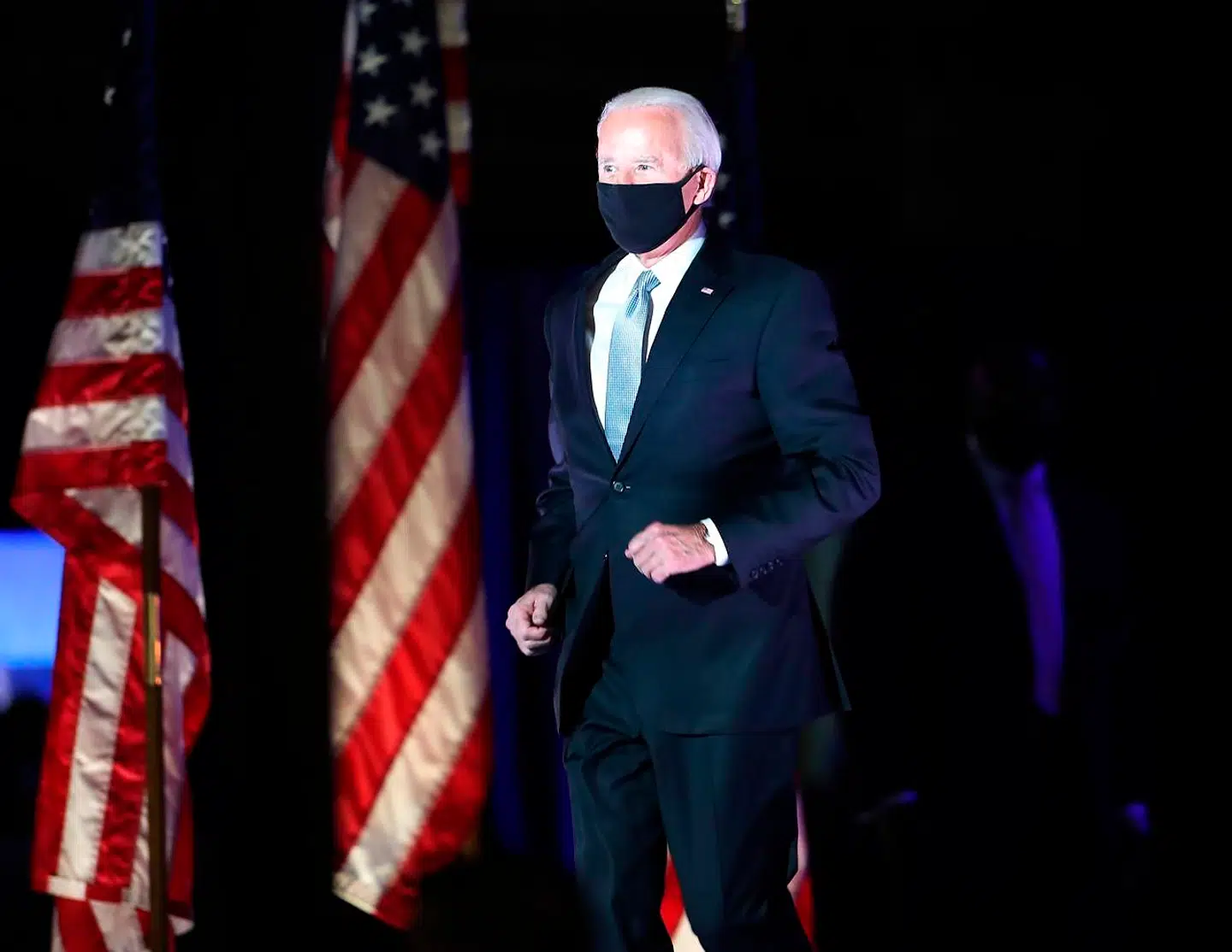 Joe Biden dansede ind på scenen før sin sejerstale.