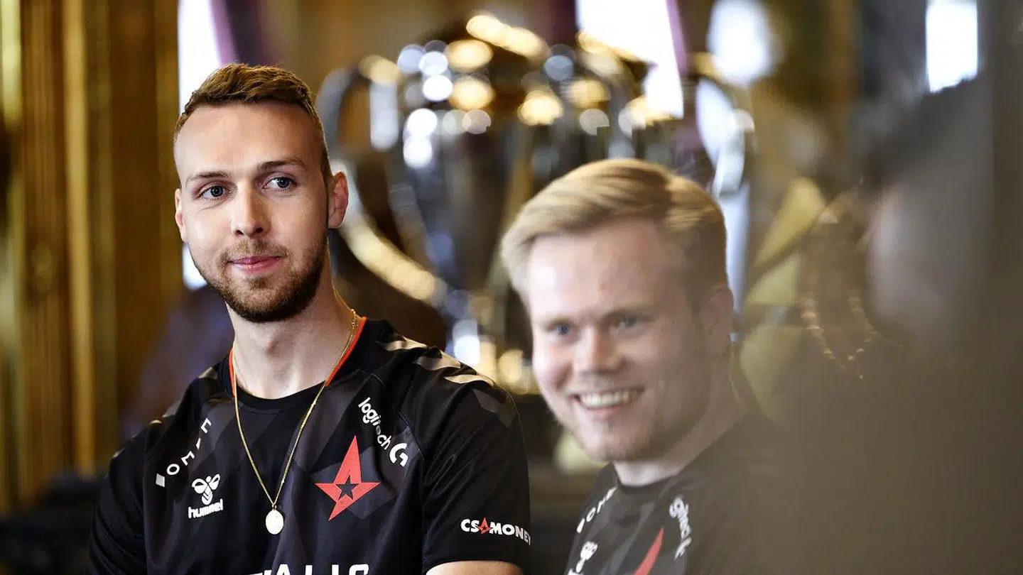 Lukas 'gla1ve' Egholm Rossander (tv.) og Emil 'magisk' Reif (th.) er to af stjernerne på det danske Counter-Strike-hold Astralis.