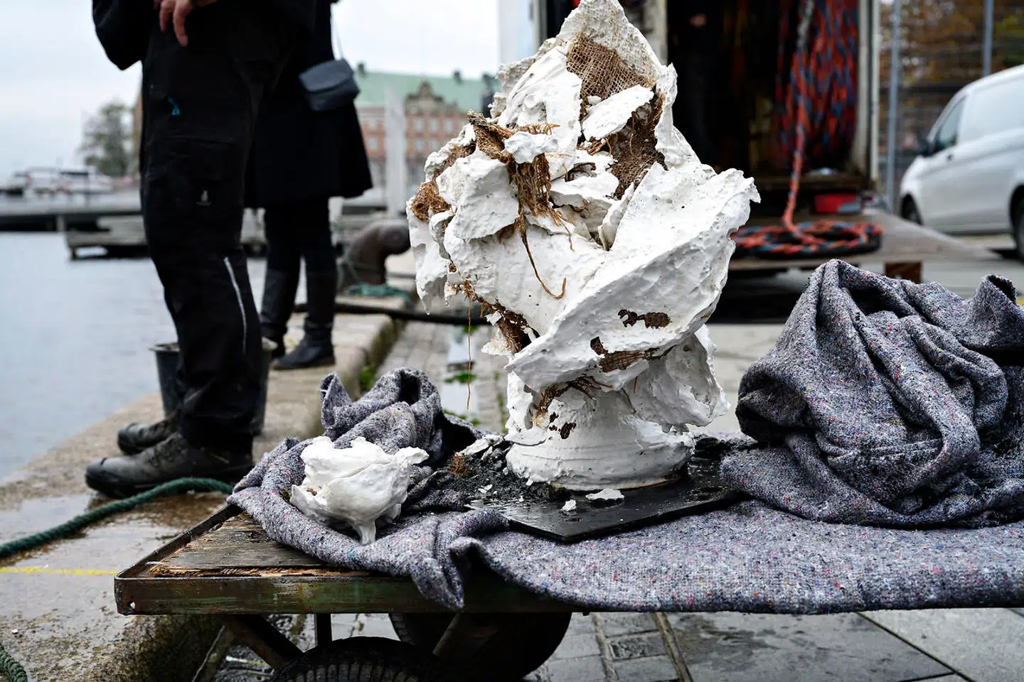 By & Havn sender en dykker i vandet og hejser en statue af grundlæggeren af Kunstakademiet i København op af Københavns Havn fredag den 6. november 2020. Fredag morgen kom det frem at en anonym aktivistgruppe havde smidt statuen af Frederik V. i havnen. Busten af Frederik V står normalt på Kunstakademiets Billedkunstskoler.