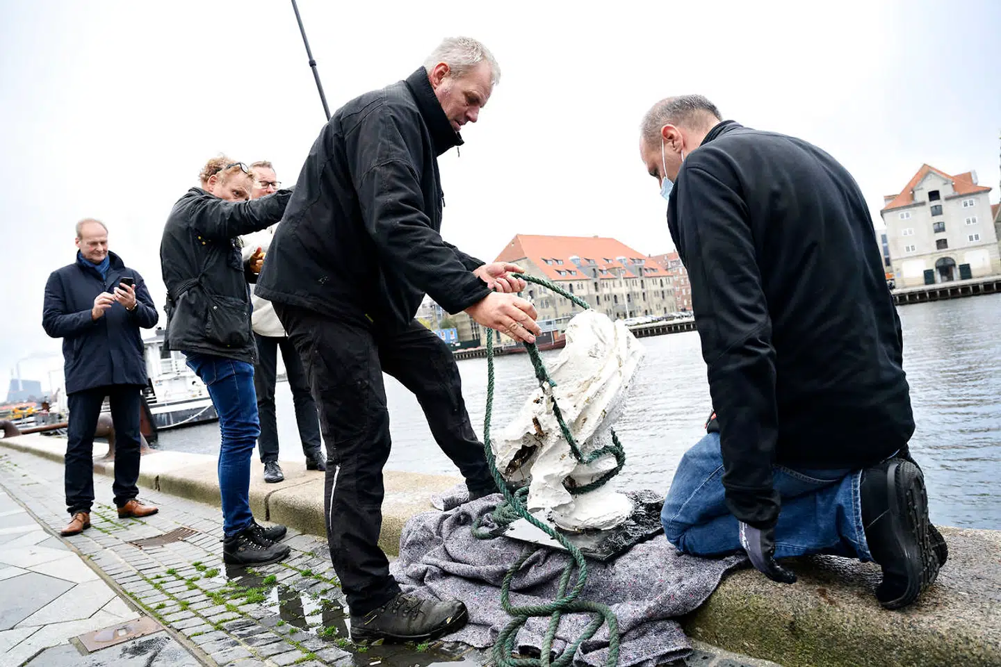 By & Havn sender en dykker i vandet og hejser en statue af grundlæggeren af Kunstakademiet i København op af Københavns Havn fredag den 6. november 2020. Fredag morgen kom det frem at en anonym aktivistgruppe havde smidt statuen af Frederik V. i havnen. Busten af Frederik V står normalt på Kunstakademiets Billedkunstskoler.. (Foto: Philip Davali/Ritzau Scanpix)