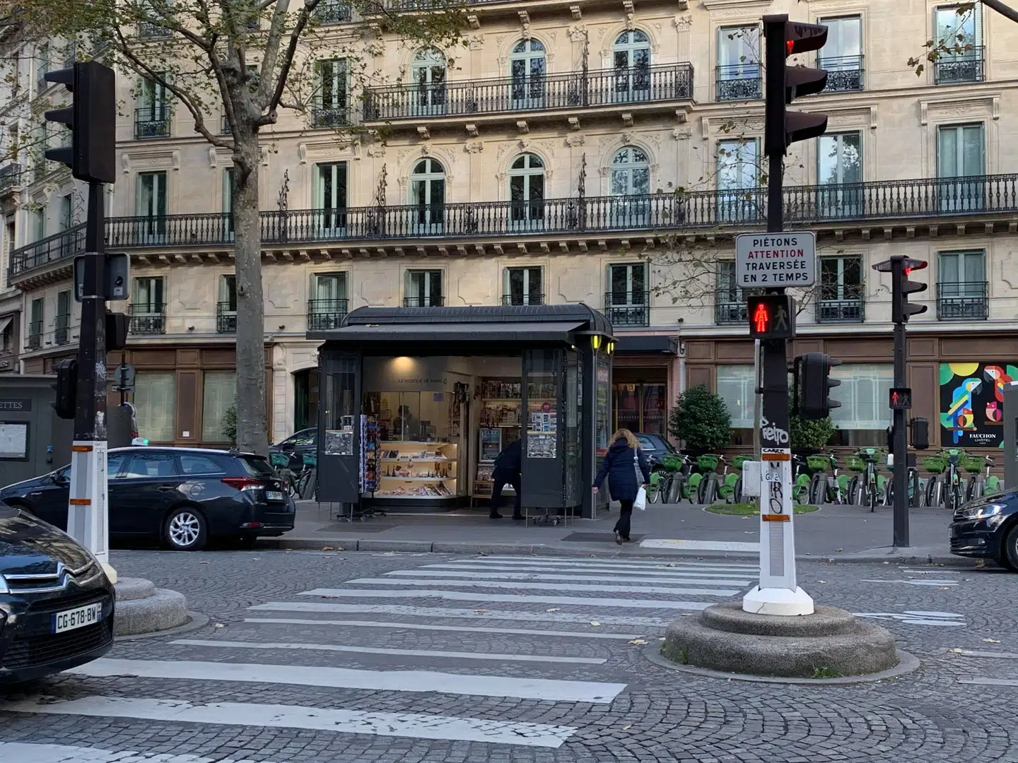 Didiers bladkiosk ligger i hjertet af Paris, tæt ved Madeleinekirken.