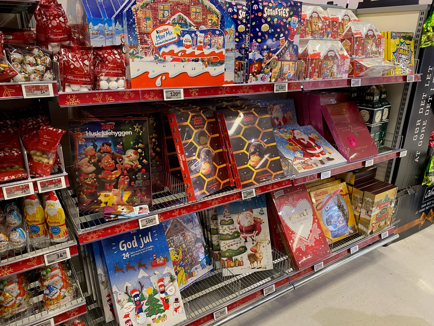 Julekalendere med slik og chokolade optager meget hyldeplads hos supermarkederne.