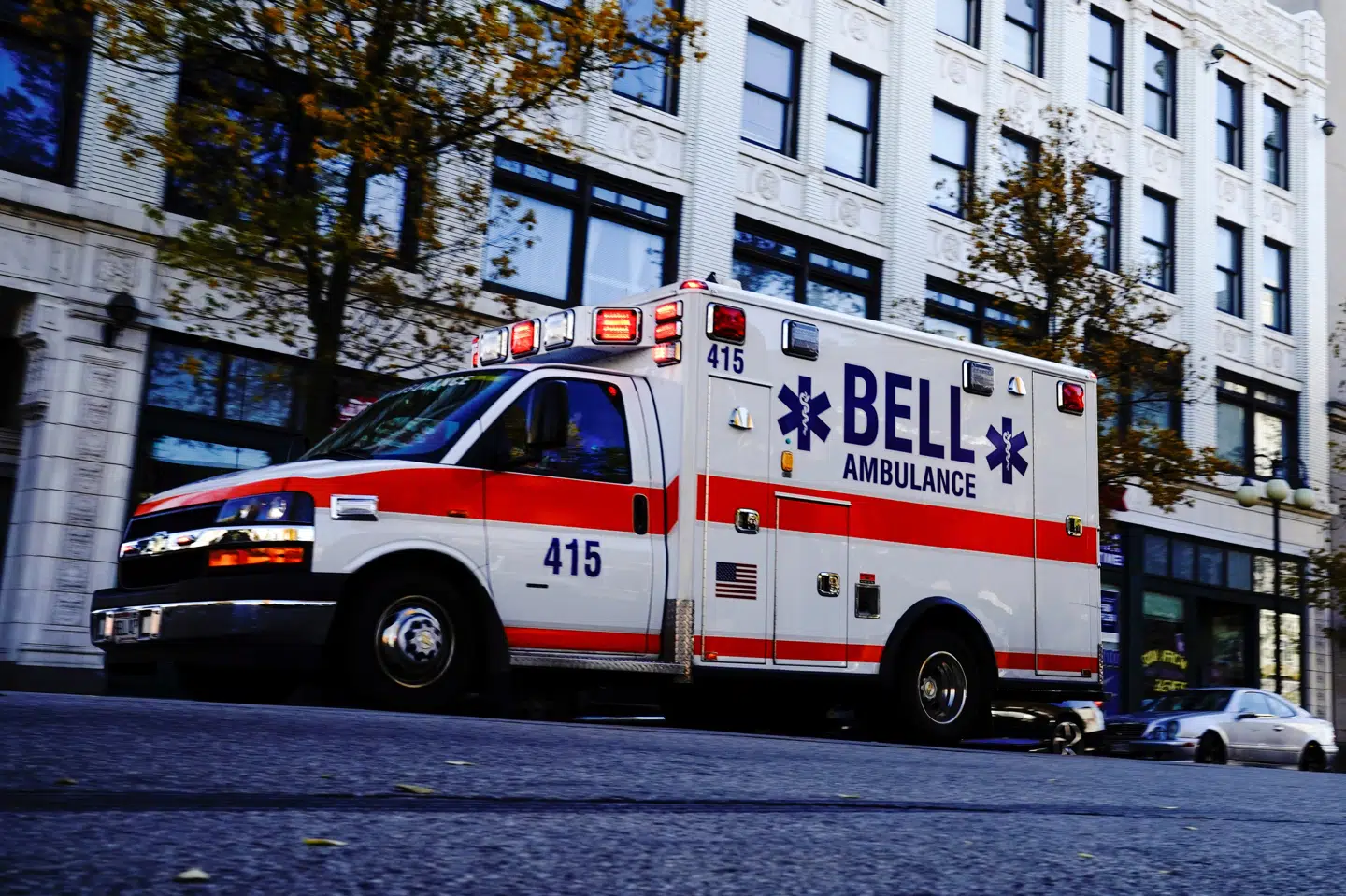 Fredag aften lokal tid havde USA flere end 236.000 dødsfald og 9,7 millioner bekræftede tilfælde. Her ses en ambulance i kvarteret Bronzeville i Milwaukee i delstaten Wisconsin fredag. Bing Guan/Reuters