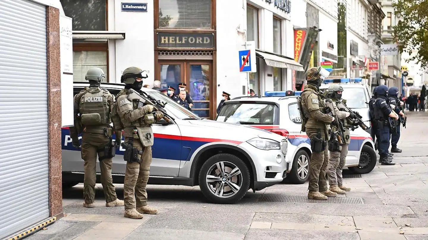 Politiet sikrer området omkring gerningsstedet i Wien dagen derpå.