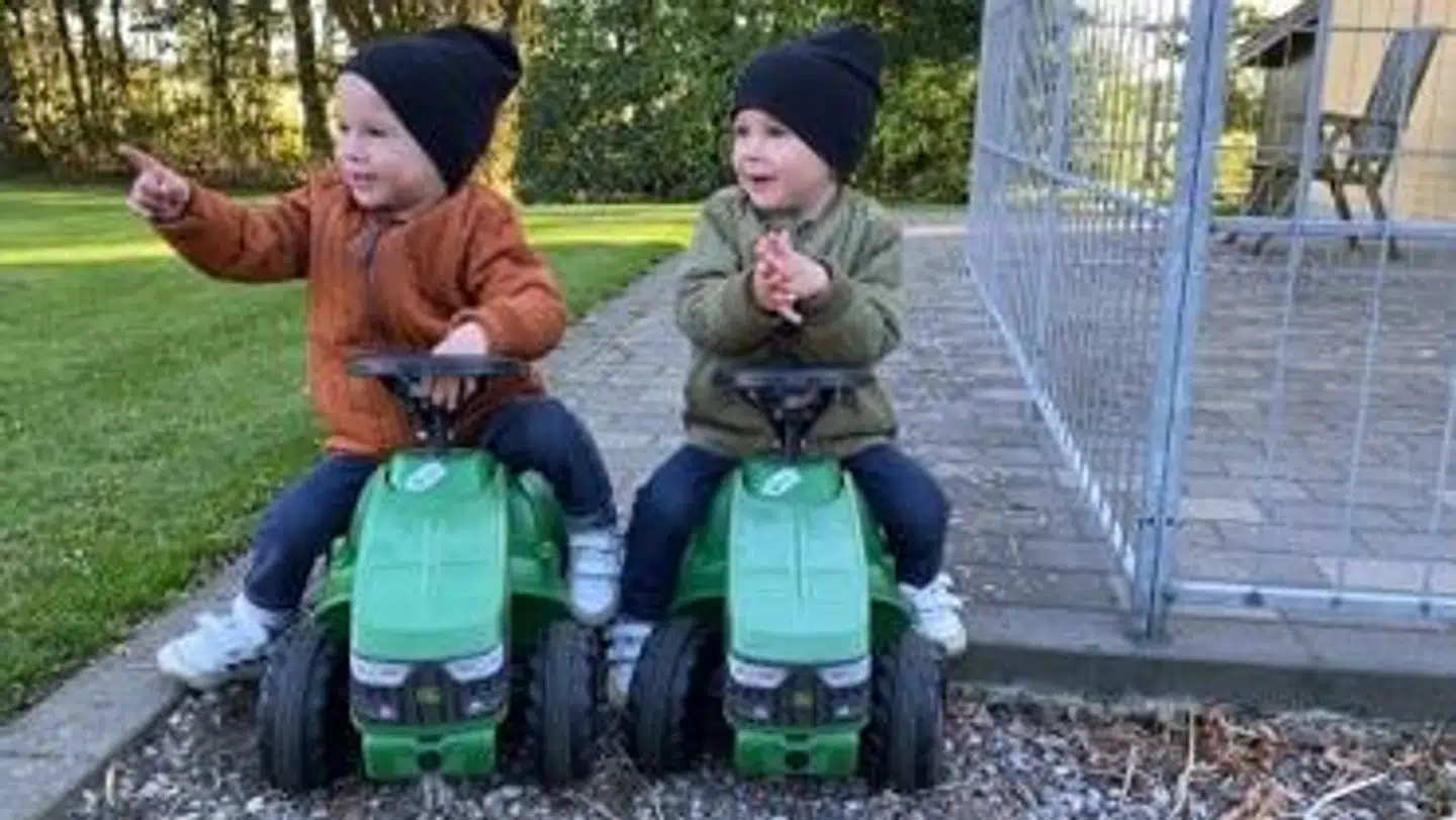 Maria Kjeldgaard Nielsen har tvillingerne Sigurd og Silas med kæresten Morten.