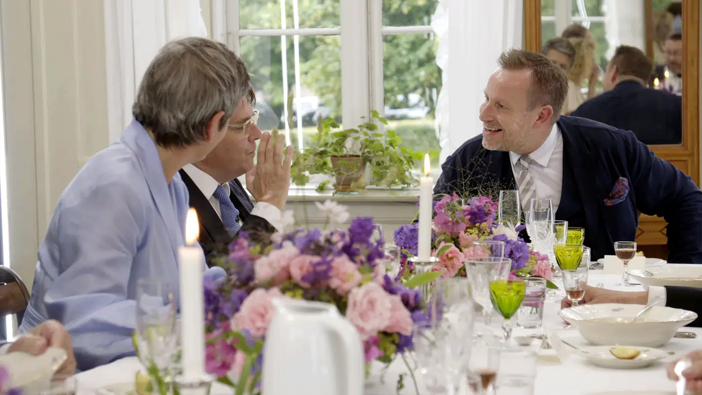 Adam Price i samtale med Peter Lund Madsen og Margrethe Vestager under tv-middagen.