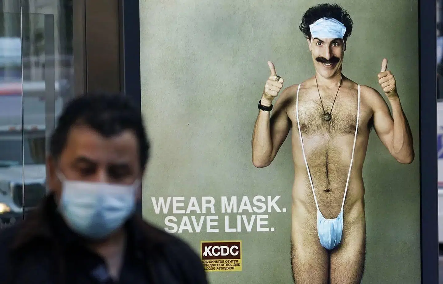 Reklamer med den kontroversielle filmmager Sasca Baron Cohen skaber furore i Frankrig, hvor muslimer er krænkede over en ring, hvor der står Allah på arabisk.