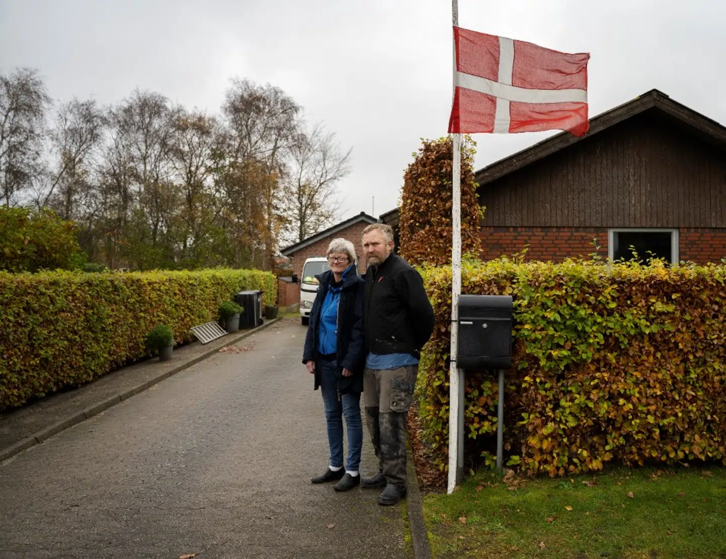 »Det bliver ikke nemt at rejse sig igen. Det gør det godt nok ikke. Men det bliver vi jo nødt til. Men det bliver ikke nemt,« siger Anni Christensen, som sammen med sin mand Hans nødtvungent har måttet sige farvel til livsværket med egen minkfarm gennem 38 år. Torsdag flagede de på halv stang i hjemmet i Tranum.Foto: Sarah Nørgaard / Byrd