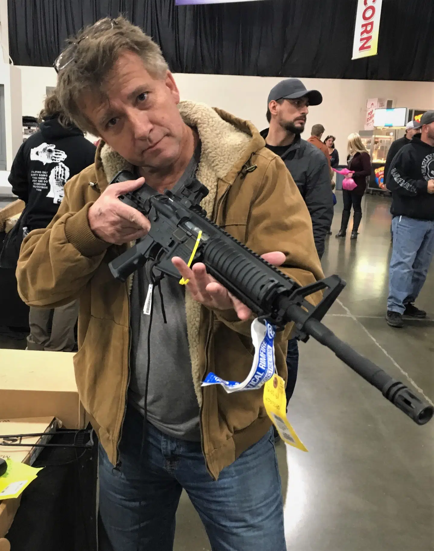 B.T.'s udsendte med eget semiautomatiske maskingevær. Det er legende let at blive våbenejer i USA.