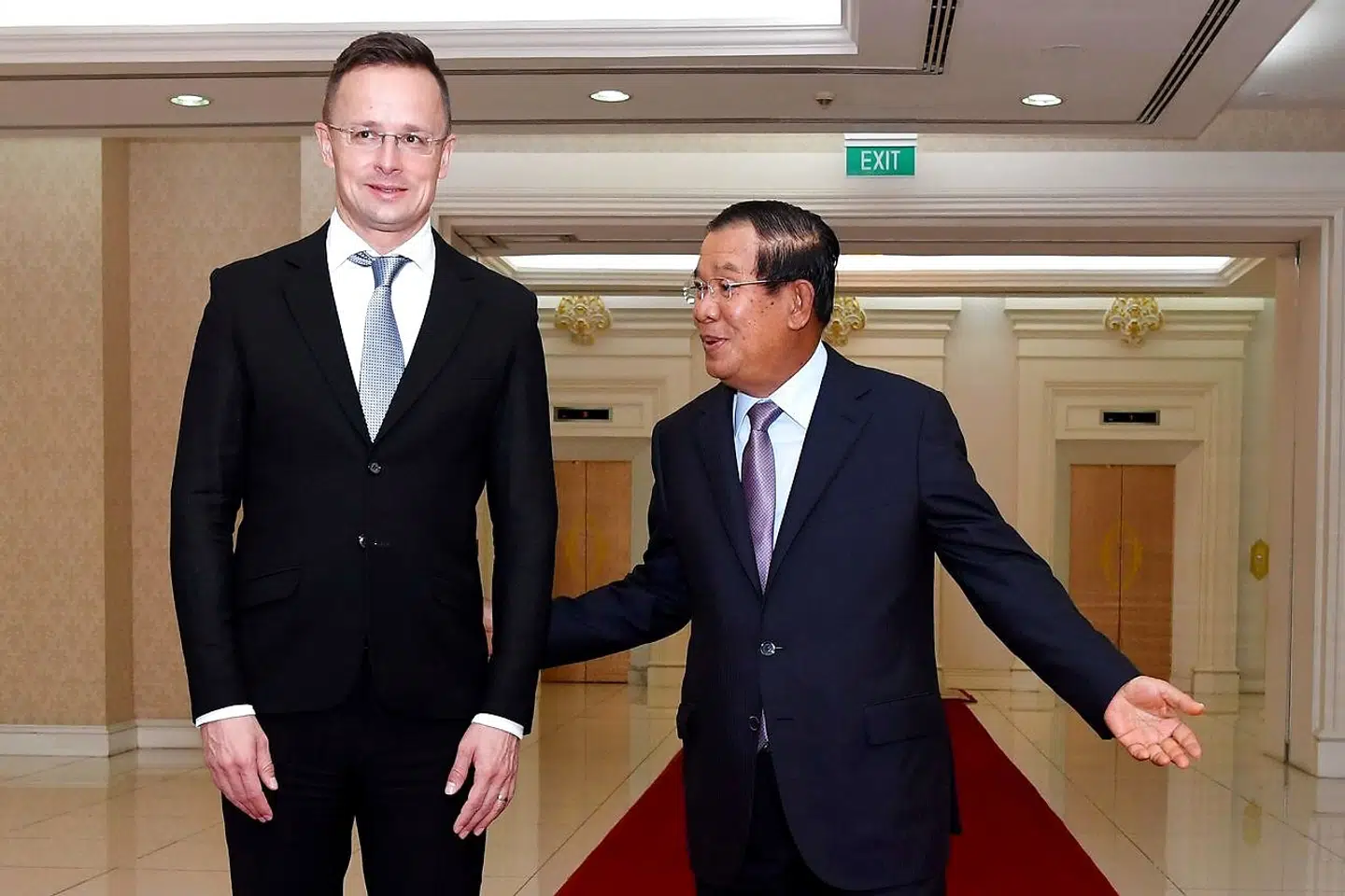 Cambodias premierminister, Hun Sen (th.), byder Ungarns udenrigsminister, Peter Szijjarto, velkommen under et besøg i Phnom Penh tirsdag.
