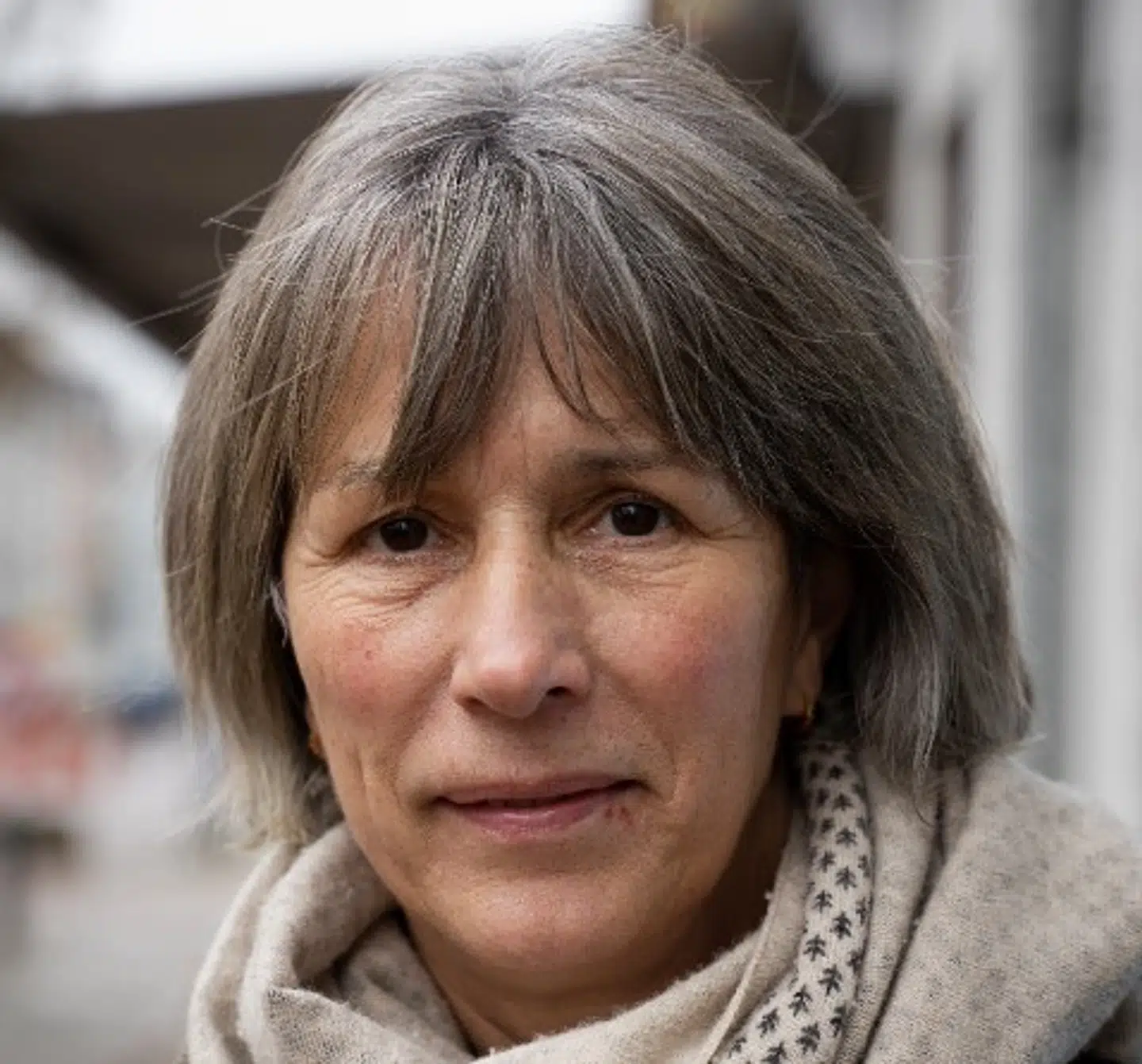 »Jeg tænker, det er nødvendigt. Og samtidig også at det er ærgerligt. Hvis det ender med, at restriktionerne betyder, at vi ikke må forlade vores egen kommune, så synes jeg ikke, det er nødvendigt også at lukke restauranterne,« siger Lise Langgaard.