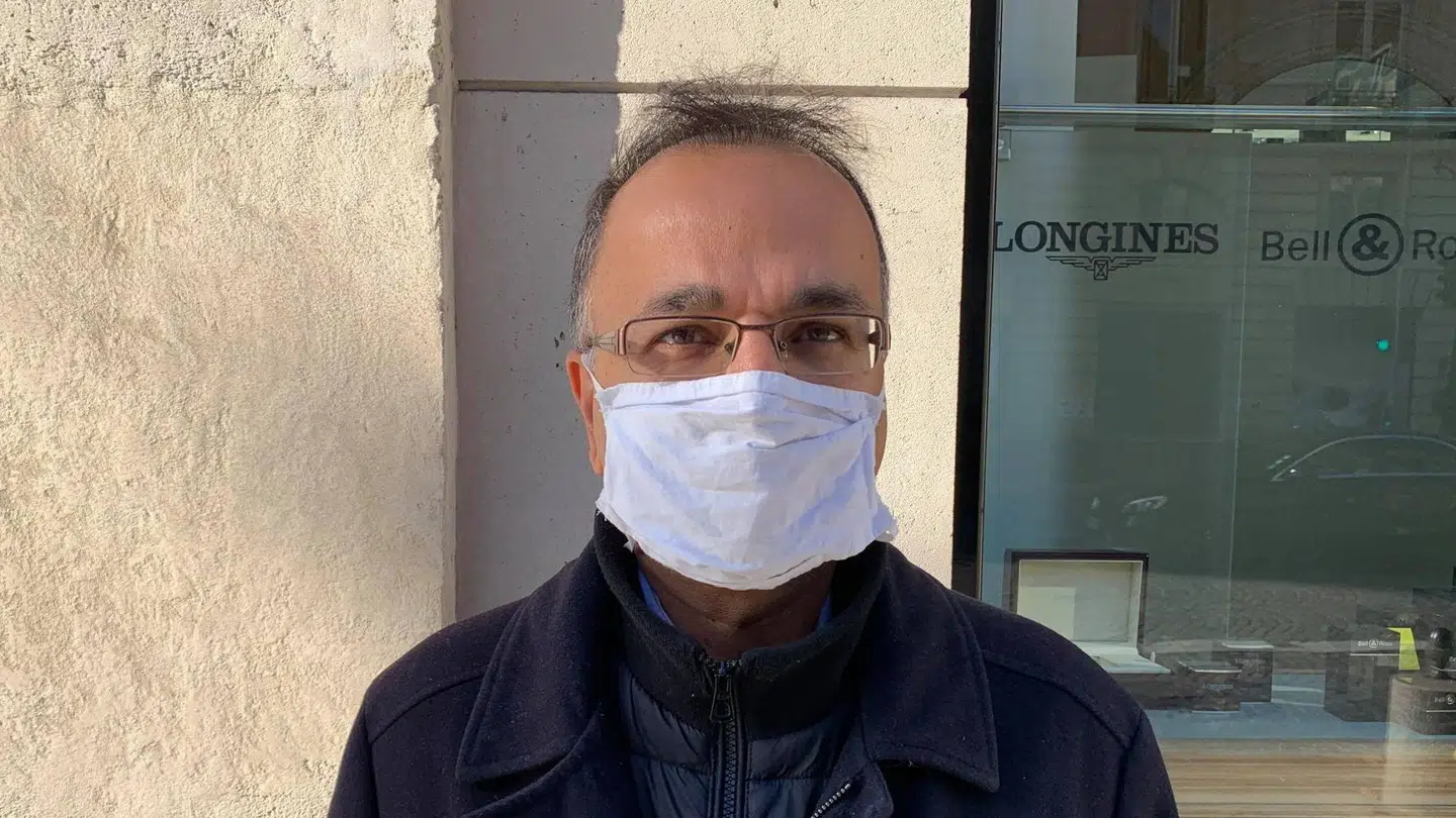 Asim Singh er en af de mange franskmænd, som ikke tog på arbejde under den første nedlukning i foråret. Men nu tager han ind på kontoret.