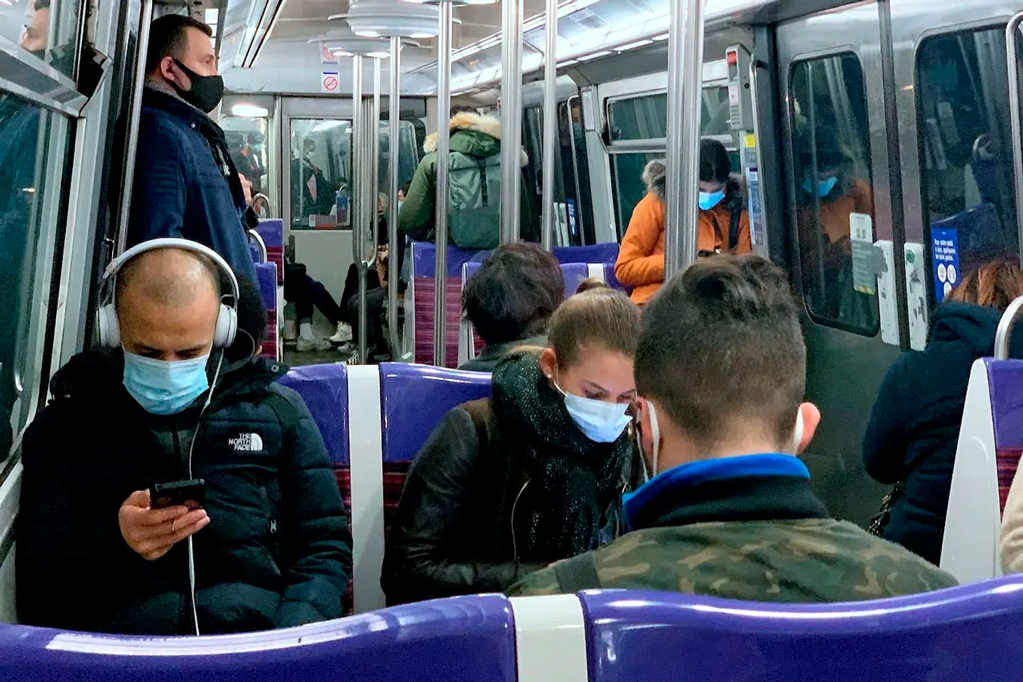 Der er stadig gang i den parisiske metro, når folk skal til og fra arbejde.