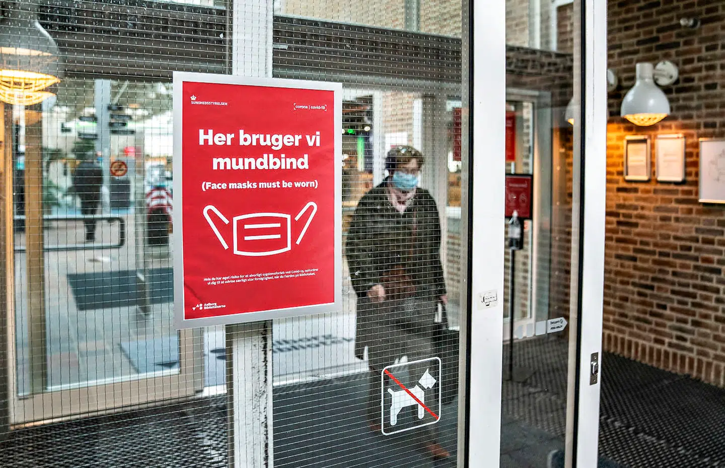 Ny forskning viser, at myndighedernes anbefalinger tilsyneladende har en positiv effekt på at undgå at blive smittet. (Foto: Henning Bagger/Ritzau Scanpix)