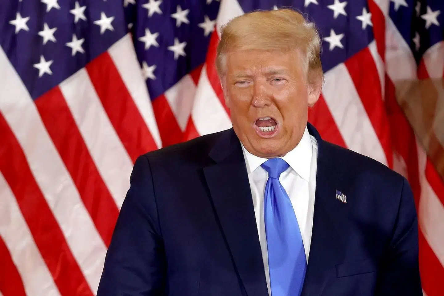 Donald Trump erklærede sejr, selvom stemmerne stadig optælles.