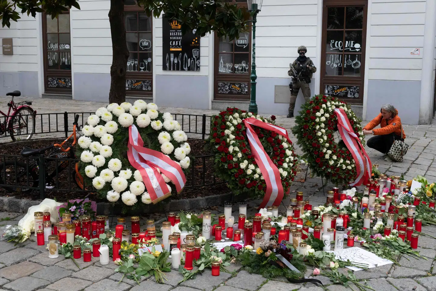 Østrigs indenrigsminister, Karl Nehammer, har sagt, at 20-årig jihadist narrede folk, der ledede et anti-radikaliseringsprogram, for at komme hurtigt ud af fængslet. Under ransagninger af hans hjem er der fundet mange beviser for, at han stadig var stærkt radikaliseret. Joe Klamar/Ritzau Scanpix