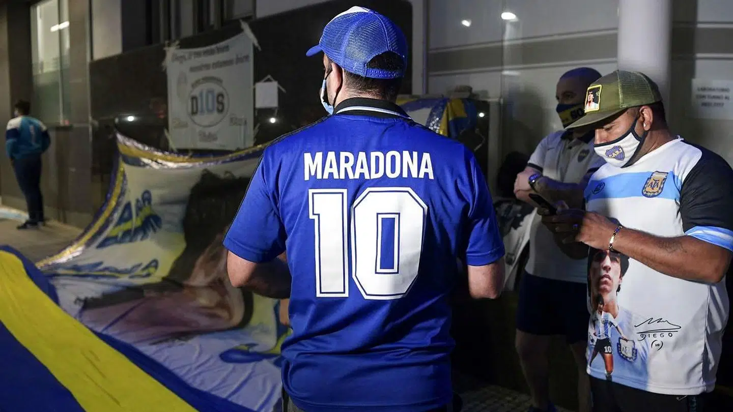 Mange fans har de sidste dage vist deres støtte til Diego Maradona.