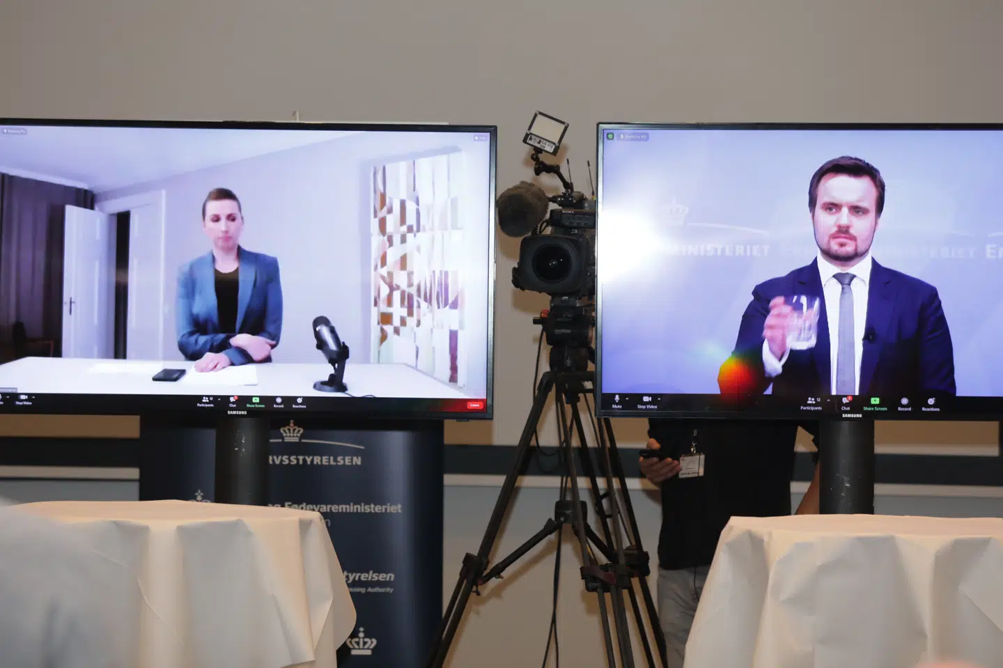 Statsminister Mette Frederiksen (S) ses her til venstre på onsdagens virtuelle pressemøde. Her annoncerede hun omfattende tiltag for at forhindre, at muteret coronavirus fra mink spreder sig til mennesker. Olafur Steinar Gestsson/Ritzau Scanpix