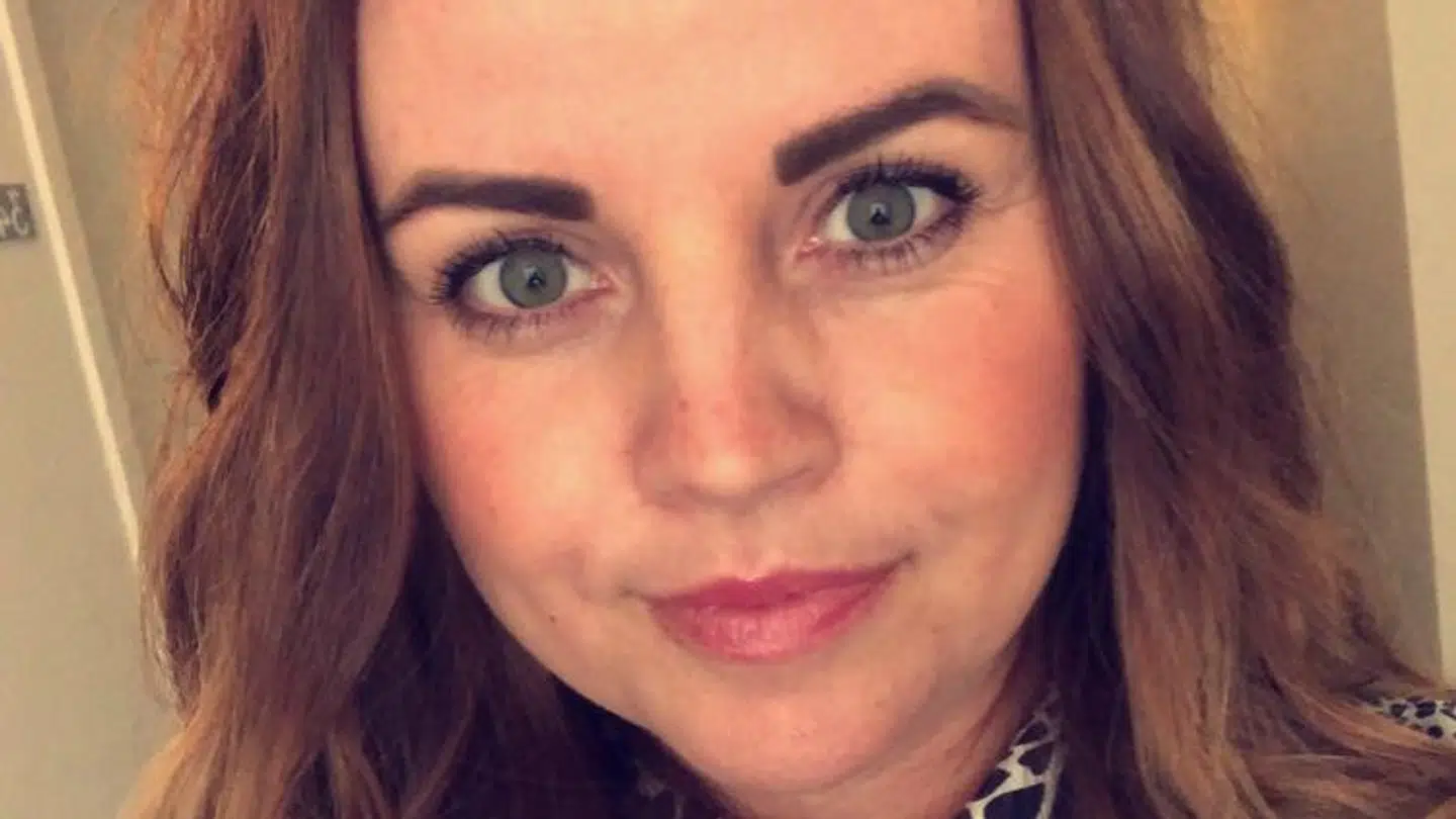 Mette Hemdorff er frustreret over, den manglende hjælp fra sygevæsnet. Hendes datter på 17 måneder er ikke blevet tilset af en læge, selvom hun har blødt kraftigt ud af øret og har ligget med over 40 i feber. PRIVATFOTO: Mette Hemdorff