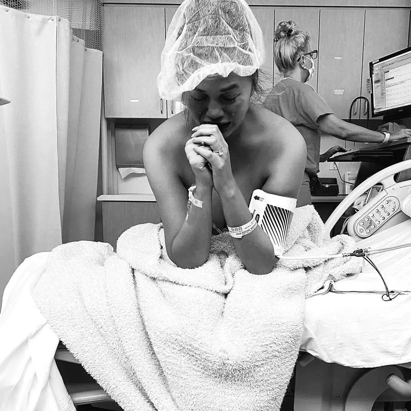 Chrissy Teigen i hospitalssengen efter hun havde mistet sit barn.