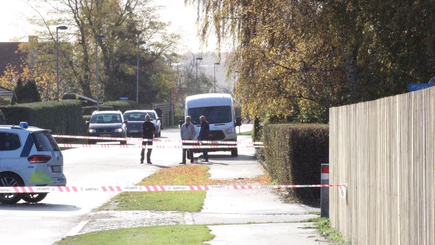 Politiet har afspærret området, hvor skuddet faldt.