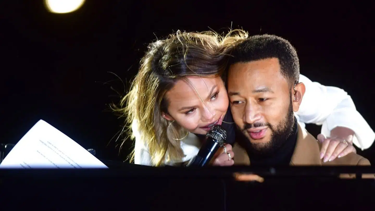 Chrissy Teigen krammede sin mand, John Legend, bagfra på scenen.