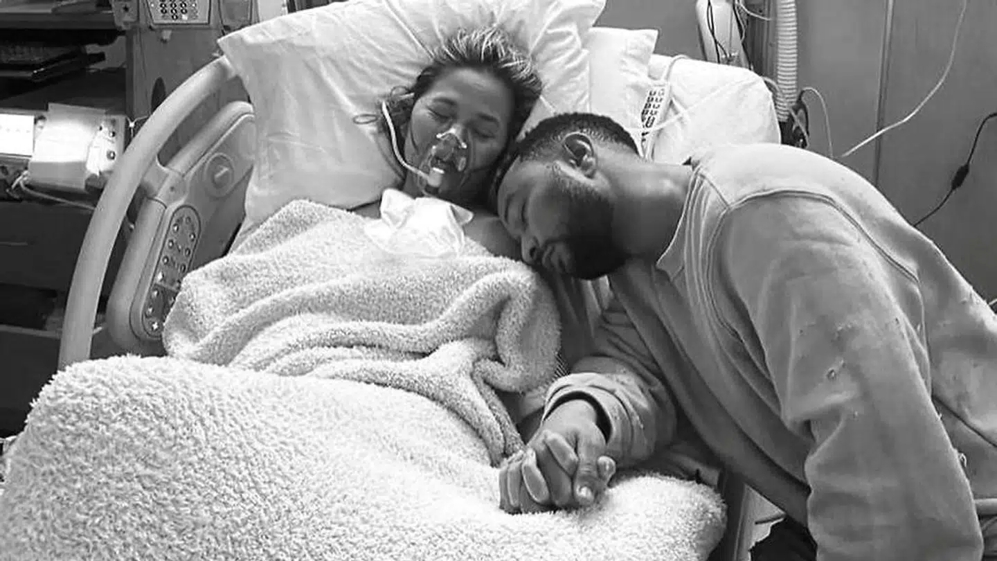 Chrissy Teigen og John Legend på hospitalet, da de i september mistede deres tredje barn.