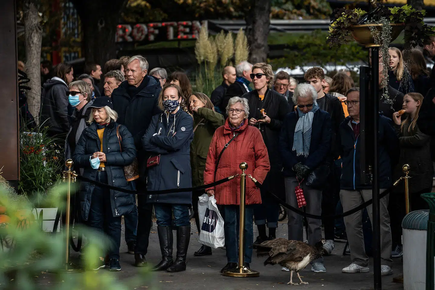 - Vi kan være mange i Tivoli, hvis bare vi ikke kommer på samme tid. Derfor indfører vi nu et bookingsystem, hvor gæsterne på forhånd skal bestille tid, siger Tivolis direktør, Susanne Mørch Koch, i en mail til Ritzau. Efter en massiv kø for at komme ind i Tivoli lørdag, indfører forlystelsesparken nu et bookingsystem.