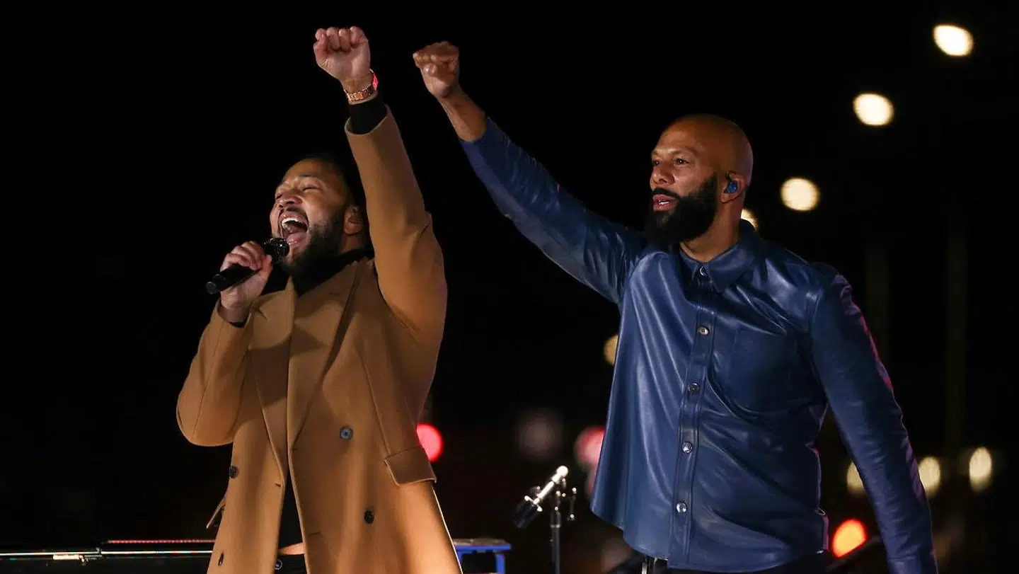 John Legend og rapper Common på scenen under arrangementet.