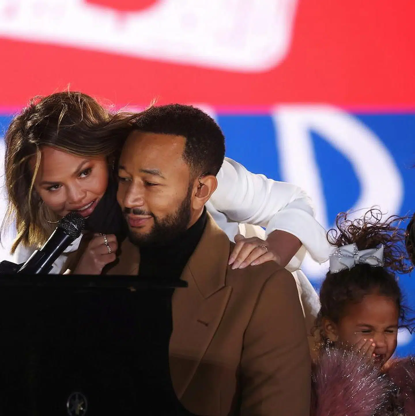 John Legend havde sin hustru og børn med på scenen, da han mandag optrådte under et arrangement for Demokraterne.