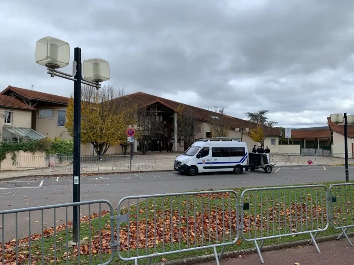 Samuel Paty underviste på denne skole, Collège du Bois d'Aulne. Mandag 2. november var alle franske børn tilbage i klasseværelset efter efterårsferien, men ikke her. Lærerne skal sunde sig, og først tirsdag kommer eleverne tilbage.