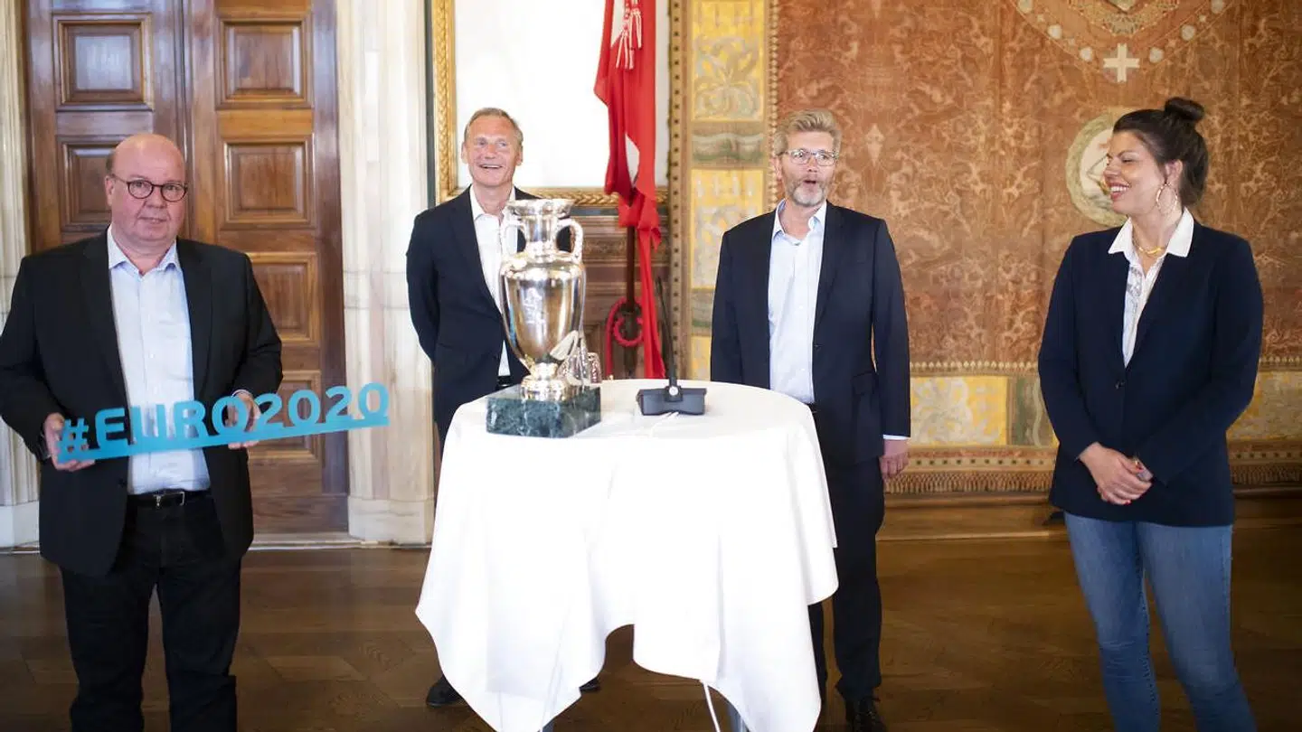 I maj lykkedes det at få vilkårene på plads for EM i 2021 i Danmark. Nu kan der vente nye udfordringer for DBU-formand Jesper Møller (yderst tv.), der dog er optimistisk.