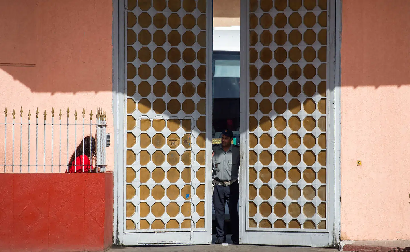 Indgangen til Oukacha-fængslet i Casablanca, hvor Said Mansour sidder bag tremmer.