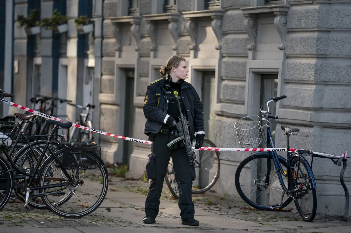Betjente står tydeligt bevæbnet i Ole Suhrs Gade i København. I gaden ligger jødiske Chabad Huset. Liselotte Sabroe/Ritzau Scanpix