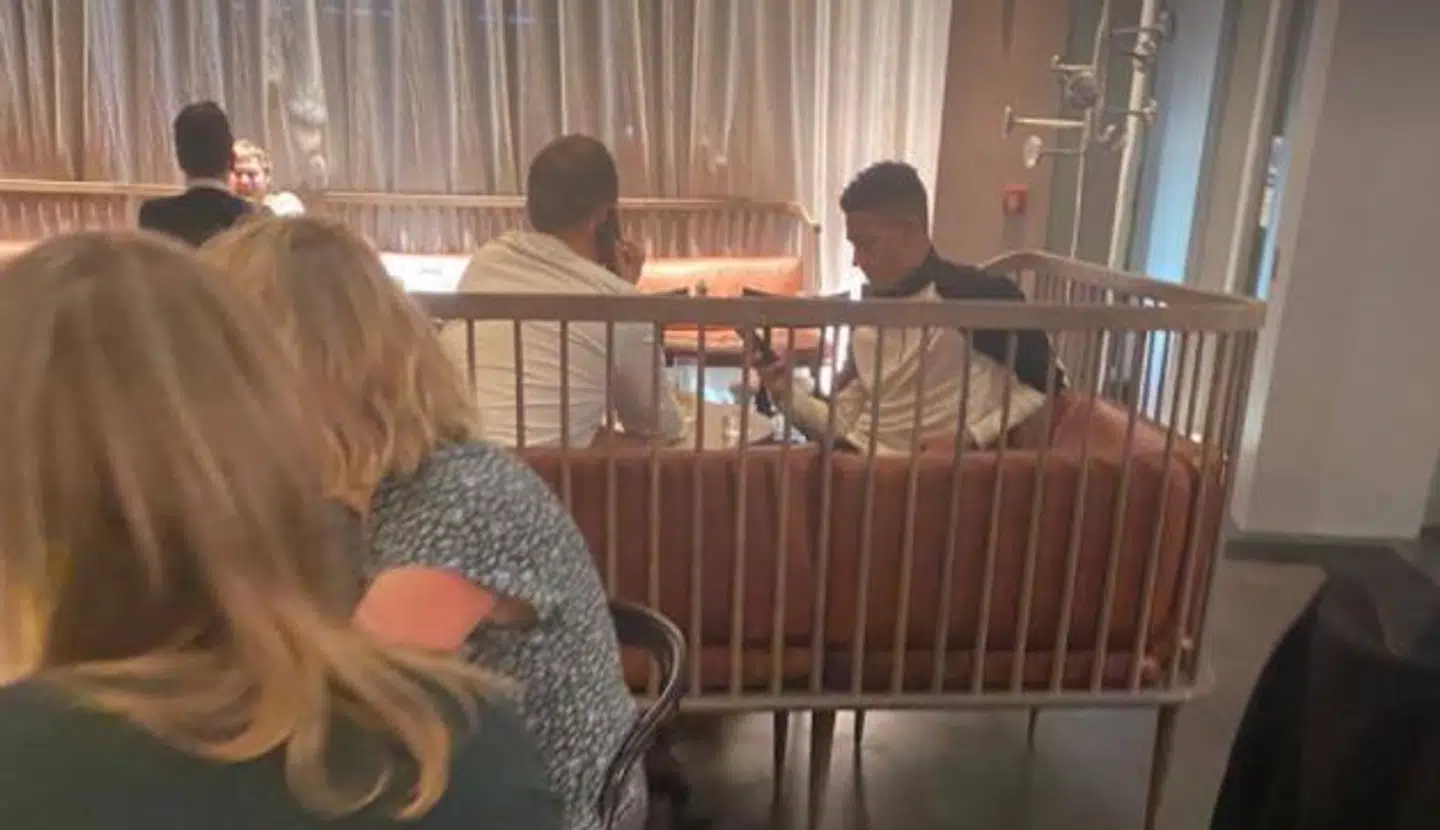 En dansk gæst på Stratford Hotel i London har taget dette billede af Silkeborgs profil Frederik Alves og agenten Christian Bysted op til lægetjekket i West Ham United.