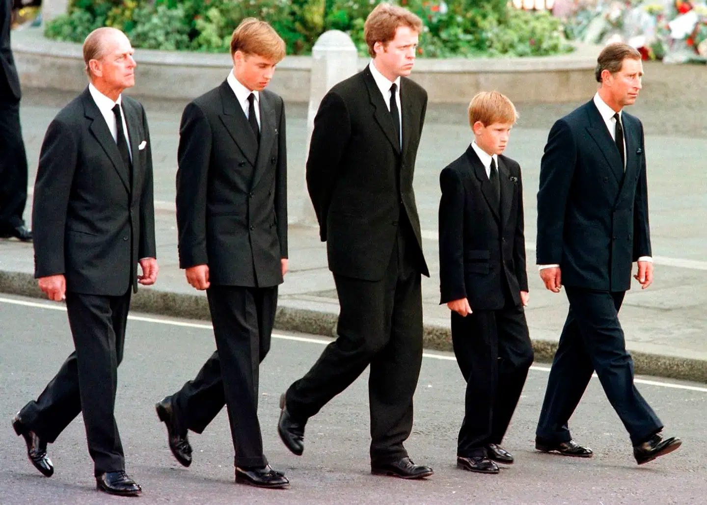Earl Spencer i midten mellem de to små prinser William og Harry og prins Philip og prins Charles, da prinsesse Diana blev begravet efter ulykken i 1997.